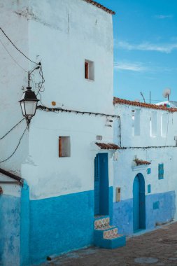 Beyaz ve mavi renklerde eski çeyrek itibariyle şehir: Chefchaouen, Morocco evde ile dar sokak görünümü