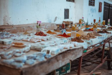 tablolarda pazarda: Chefchaouen, Morocco Aromatik baharatlar yığınları