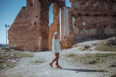 Bina yok antik yakın yürüyen güzel kadın
