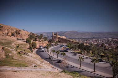 Fes cityscape arka planda, Fas ile yolda sürüş araba 