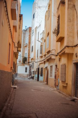 Eski evlerde City Fez, Fas arasında dar sokak görünümü