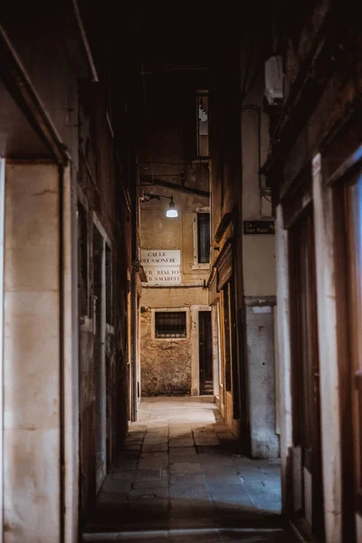 Вид Вузькі Вулиці Серед Будинки Старому Кварталі Вночі Венеція Італія — стокове фото