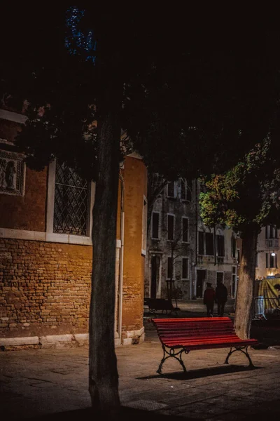 Widok Wąskiej Uliczce Wśród Domów Starym Mieście Nocy Wenecja Włochy — Zdjęcie stockowe