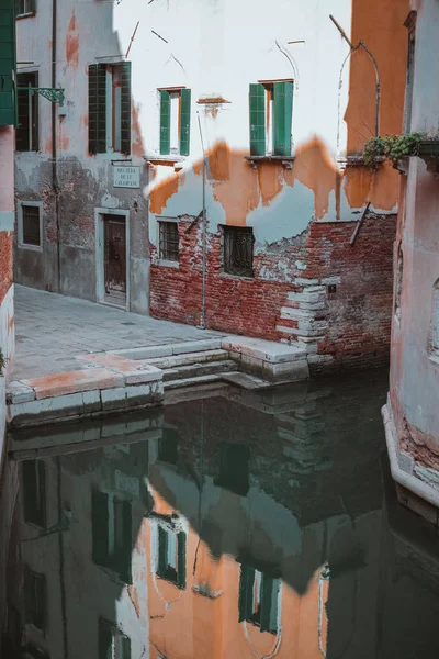 Pohled Kanálu Úzké Uličce Mezi Domy Staré Čtvrti Benátky Itálie — Stock fotografie