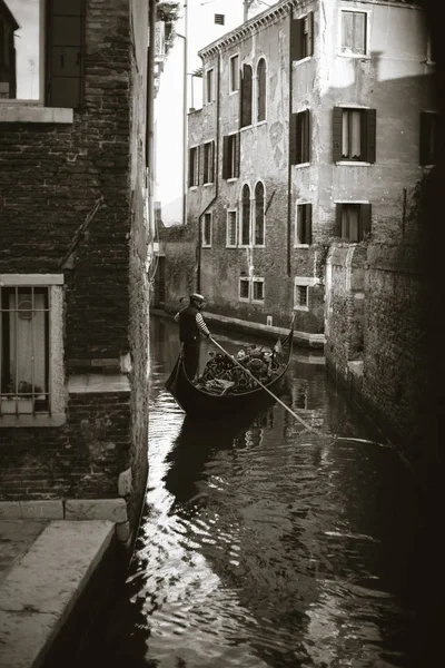 Turystów Podróży Weneckiej Gondoli Kanał Wąskiej Uliczce Starej Dzielnicy Wenecja — Zdjęcie stockowe