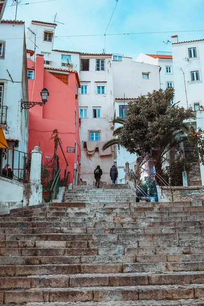 Weergave Van Mensen Trap Onder Huizen Oude Wijk Lissabon Portugal — Stockfoto