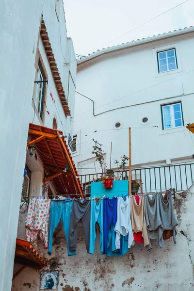 Touw Met Droge Kleren Onder Huizen Oude Wijk Lissabon Portugal — Stockfoto