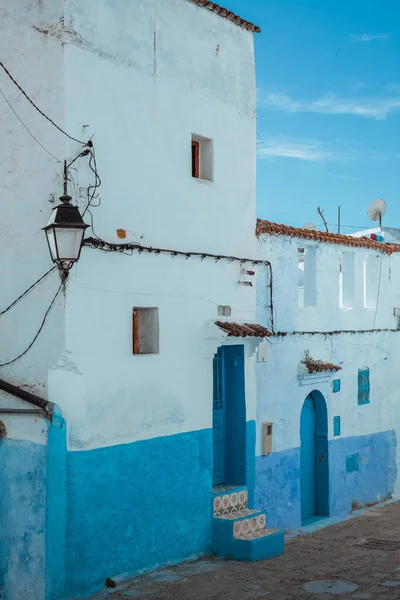 Vista Calle Estrecha Con Casa Colores Blanco Azul Casco Antiguo — Foto de Stock