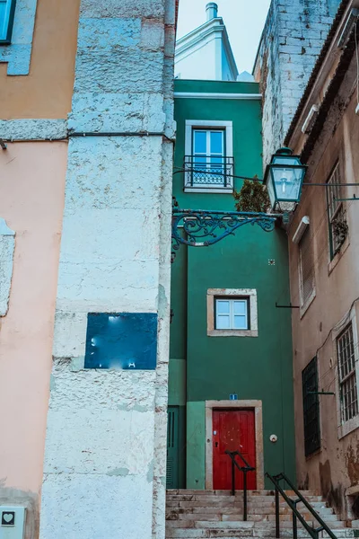 Nézd Keskeny Utca Között Házak Régi Negyedben Lisszabon Portugália Stock Kép