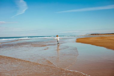sahil, Fas, kumlu Sahilde yürürken eğleniyor kadın