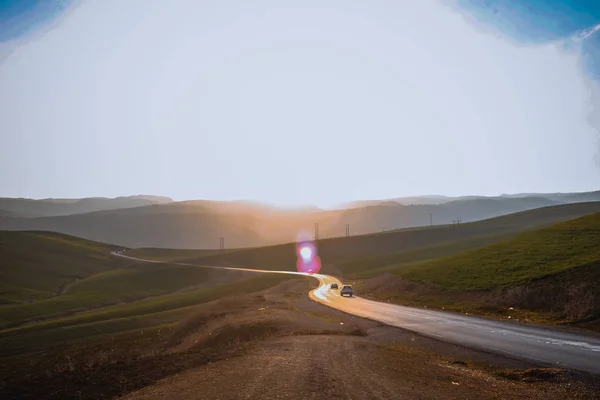 Schilderachtig Uitzicht Van Weg Tussen Eindeloze Groene Heuvels Zonnige Dag — Stockfoto