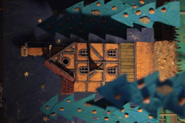 Bir peri masalı ormandaki el sanatları ortaçağ kulesi.