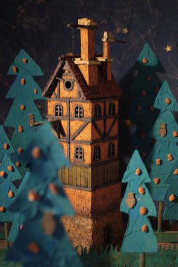 Bir peri masalı ormandaki el sanatları ortaçağ kulesi.