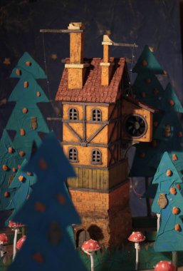 Bir peri masalı ormandaki el sanatları ortaçağ kulesi.