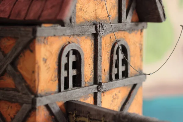 Bir el sanatları Ortaçağ kule duvarına taş taç.