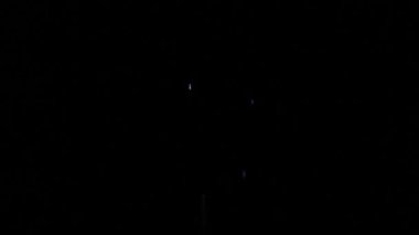 Açma ve kapatma karanlığın içinde elektrik lambası