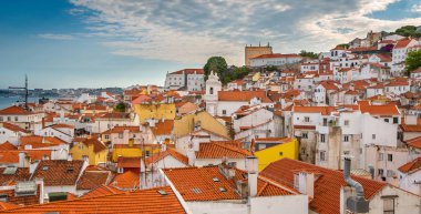 Pozlama donne Alfama, Lizbon, Portekiz tarihi eski ilçe inci günü sırasında.