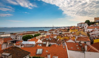 Pozlama donne Alfama, Lizbon, Portekiz tarihi eski ilçe inci günü sırasında.