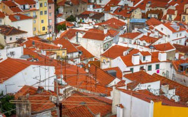 Pozlama donne Alfama, Lizbon, Portekiz tarihi eski ilçe inci günü sırasında.