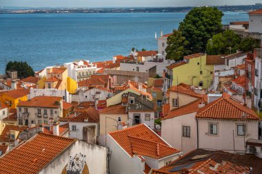 Pozlama donne Alfama, Lizbon, Portekiz tarihi eski ilçe inci günü sırasında.