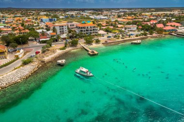 Bonaire adlı gelen, yakalama sermaye Bonaire adlı gemi, onun paradisiac plajları ve su ile Karayip Hollanda Bu güzel adada Kralendijk.