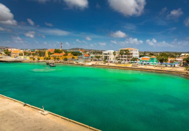 Bonaire adlı gelen, yakalama sermaye Bonaire adlı gemi, onun paradisiac plajları ve su ile Karayip Hollanda Bu güzel adada Kralendijk.