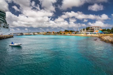 Bonaire adlı gelen, yakalama sermaye Bonaire adlı gemi, onun paradisiac plajları ve su ile Karayip Hollanda Bu güzel adada Kralendijk.