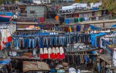 Dhobi Ghat Mumbai, Hindistan bir iyi bilinen açık hava Çamaşırhane var. Mumbai'nin oteller ve hastaneler temiz giysiler ve nevresimler için aç dhobis bilinen contalar, iş.