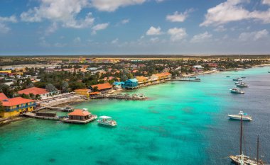 Bonaire adlı gelen, yakalama sermaye Bonaire adlı gemi, onun paradisiac plajları ve su ile Karayip Hollanda Bu güzel adada Kralendijk.