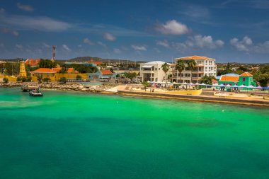 Bonaire adlı gelen, yakalama sermaye Bonaire adlı gemi, onun paradisiac plajları ve su ile Karayip Hollanda Bu güzel adada Kralendijk.
