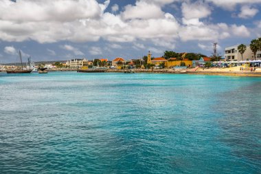 Bonaire adlı gelen, yakalama sermaye Bonaire adlı gemi, onun paradisiac plajları ve su ile Karayip Hollanda Bu güzel adada Kralendijk.