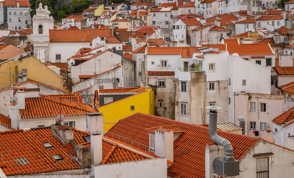 Pozlama donne Alfama, Lizbon, Portekiz tarihi eski ilçe inci günü sırasında.