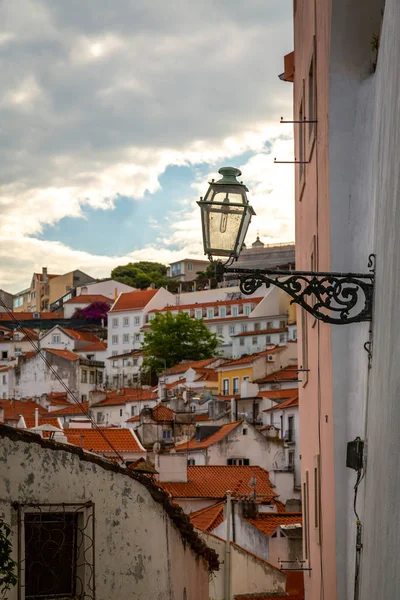 Donne Ekspozycji Podczas Dnia Alfama Zabytkowej Dzielnicy Stary Lizbona Portugalia — Zdjęcie stockowe