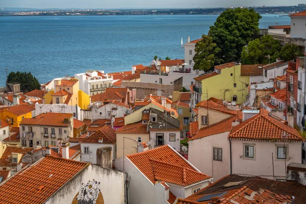 Pozlama donne Alfama, Lizbon, Portekiz tarihi eski ilçe inci günü sırasında.