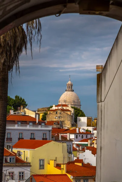 Lissabon, Portugal stadsbilden på stadsdelen Alfama. — Stockfoto