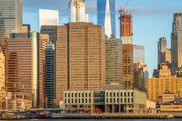 Brooklyn Bridge Park Greenway yakınındaki pozlama.