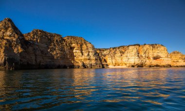 Lagos sahil, Algarve, Portekiz bir tekne turu yapılan korunmasızlık
