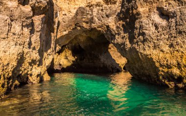 Lagos sahil, Algarve, Portekiz bir tekne turu yapılan korunmasızlık