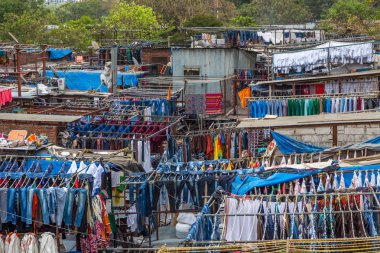 Dhobi Ghat Mumbai, Hindistan bir iyi bilinen açık hava Çamaşırhane var. Mumbai'nin oteller ve hastaneler temiz giysiler ve nevresimler için aç dhobis bilinen contalar, iş.