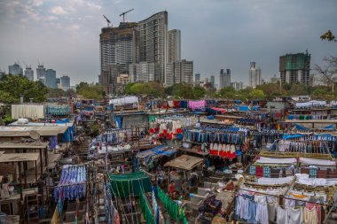 Dhobi Ghat Mumbai, Hindistan bir iyi bilinen açık hava Çamaşırhane var. Mumbai'nin oteller ve hastaneler temiz giysiler ve nevresimler için aç dhobis bilinen contalar, iş.