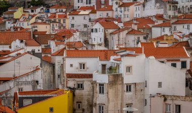 Pozlama donne Alfama, Lizbon, Portekiz tarihi eski ilçe inci günü sırasında.