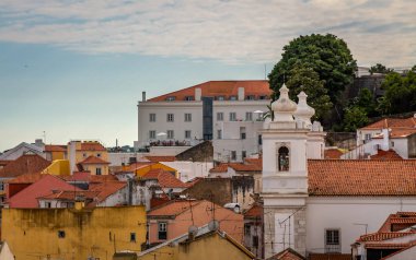 Pozlama donne Alfama, Lizbon, Portekiz tarihi eski ilçe inci günü sırasında.