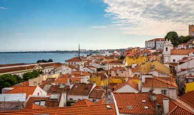 Pozlama donne Alfama, Lizbon, Portekiz tarihi eski ilçe inci günü sırasında.