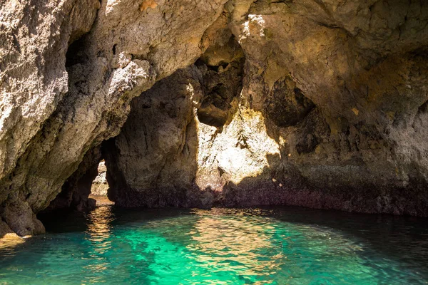 Lagos sahil, Algarve, Portekiz bir tekne turu yapılan korunmasızlık