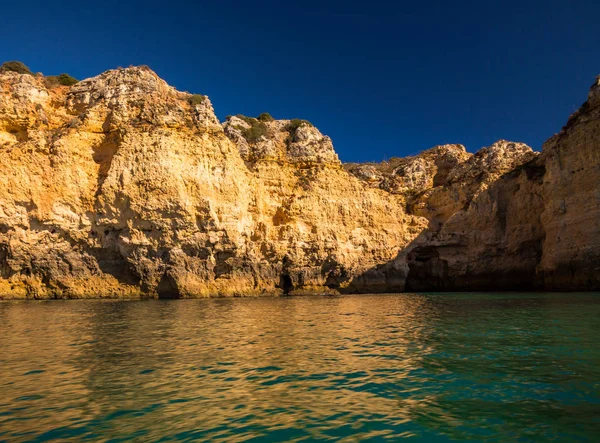 Lagos sahil, Algarve, Portekiz bir tekne turu yapılan korunmasızlık