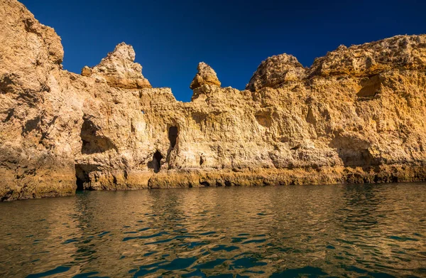 Lagos sahil, Algarve, Portekiz bir tekne turu yapılan korunmasızlık