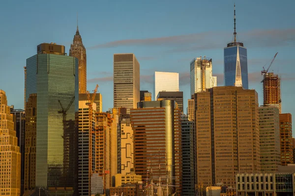 Brooklyn Bridge Park Greenway New York skyline görünümünün maruz.