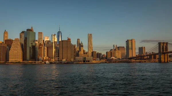 Brooklyn Bridge Park Greenway New York skyline görünümünün maruz.