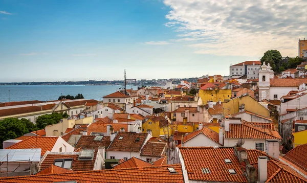 Pozlama donne Alfama, Lizbon, Portekiz tarihi eski ilçe inci günü sırasında.