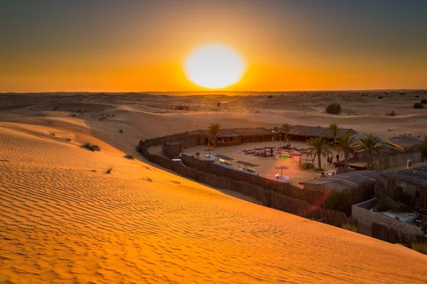 Красивая Экспозиция Выполнена Пустыне Красочным Красным Цветом Над Закатом Над — стоковое фото